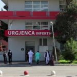 15 të shtruar me Omicron në infektiv, mjeku: Të moshuarit të kenë kujdes