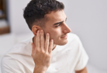 Disa metoda që ju ndihmojnë për ta larguar ujin nga veshi