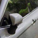 Pse nuk duhet të mbyllni pasqyrat e makinës kur parkoni – truku që pak e dinë