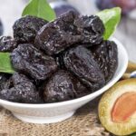 Mjekët, kumbullat e thata mbrojnë kockat, sa duhet të konsumoni