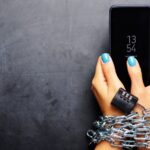 Disa mënyra për të shmangur varësinë nga telefoni; mos i neglizhoni sinjalet!