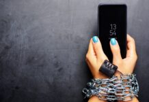 Disa mënyra për të shmangur varësinë nga telefoni; mos i neglizhoni sinjalet!