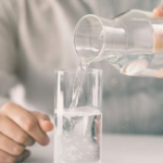 Hiqni dorë nga uji i ftohtë, nutricionisti tregon rreziqet dhe temperaturën idele që duhet të konsumohet